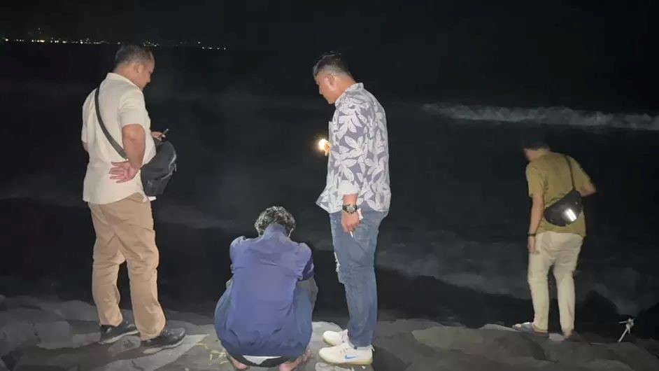 Polisi mengamankan Putu Bayu Indrawan usai melakukan penembakan.