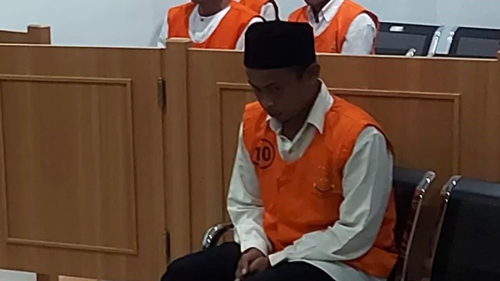Zainul Ikhsan hanya tertunduk mendengar putusan hukuman penjara 12,5 tahun kasus persetubuhan anak bawa umur di Malang.