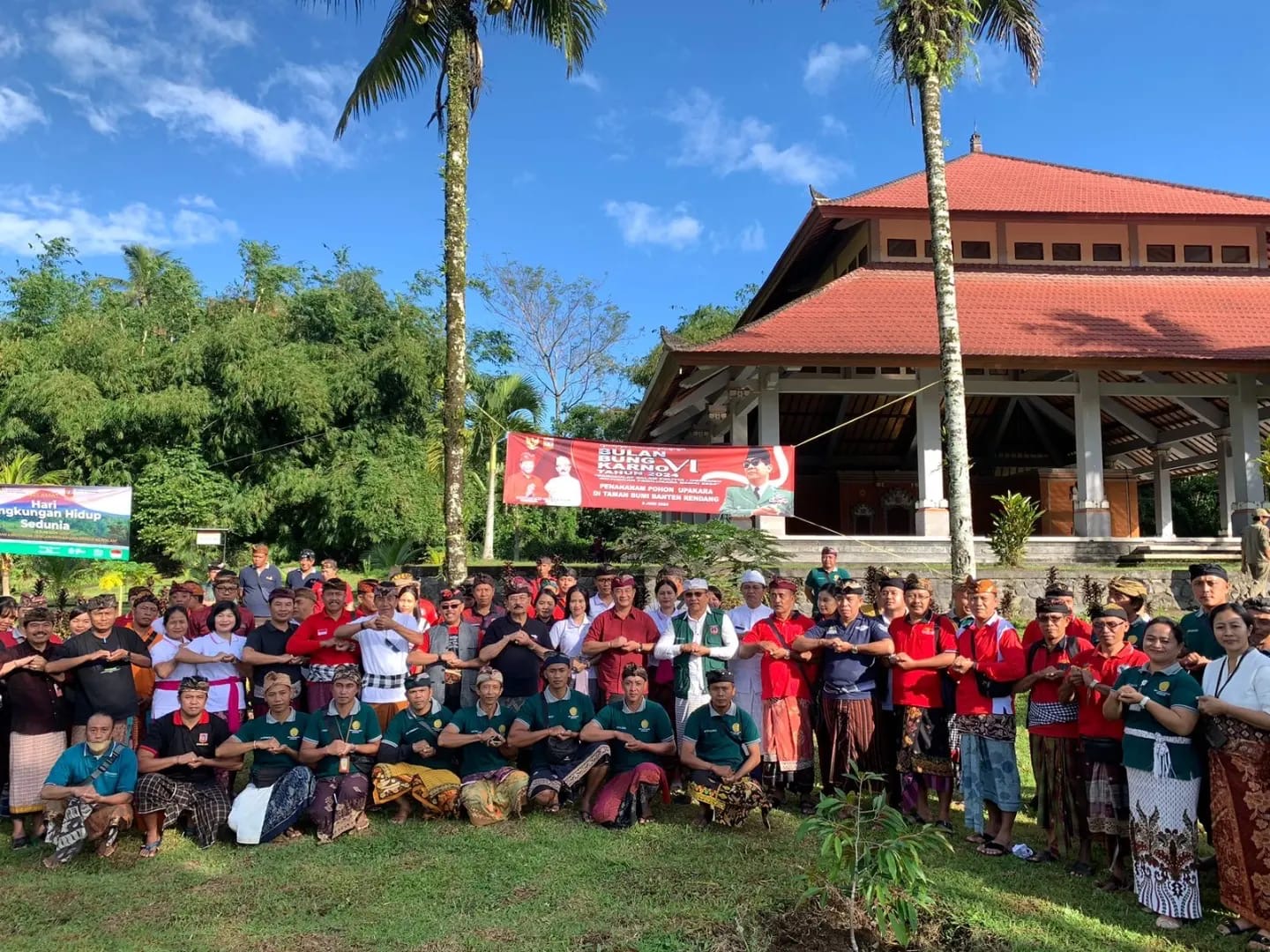 Kegiatan penanaman pohon di Taman Bumi Banten BPP UPTD Pertanian, Kecamatan Rendang, Kamis (6/6).