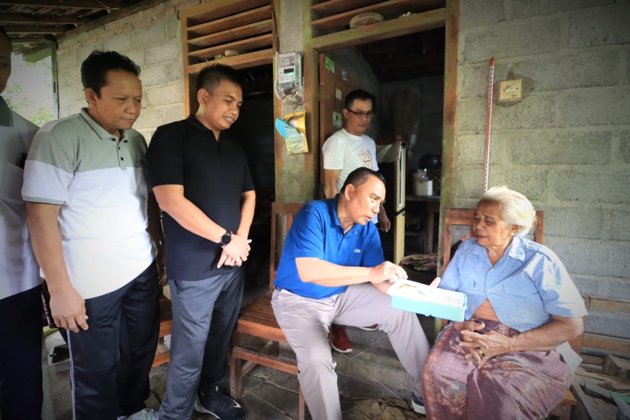 Bupati Jembrana I Nengah Tamba didampingi Wakil Bupati Jembrana I Gede Ngurah Patriana Krisna (Ipat) saat menyalurkan Boga Tresna Werdha di Kecamatan Melaya, Jumat (7/6).