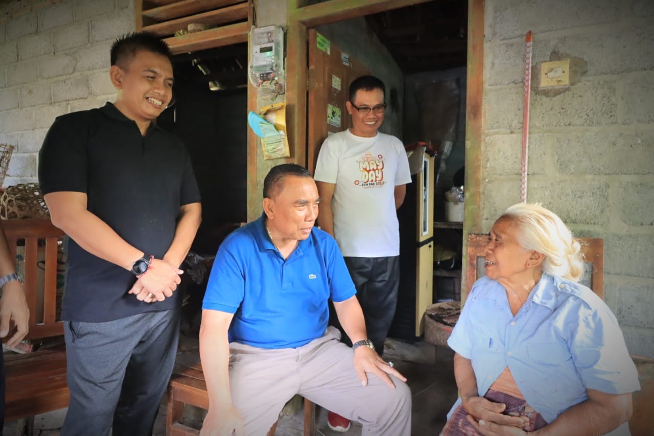 Bupati Jembrana I Nengah Tamba didampingi Wakil Bupati Jembrana I Gede Ngurah Patriana Krisna (Ipat) saat menyalurkan Boga Tresna Werdha di Kecamatan Melaya, Jumat (7/6).