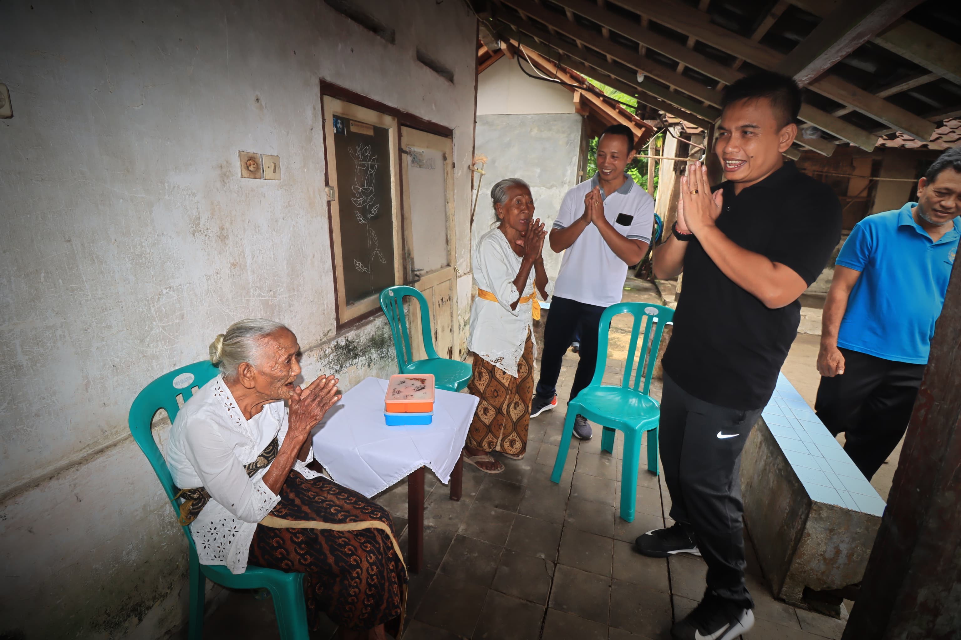 Penyaluran Boga Tresna Werdha bagi lansia dari kk miskin di Kecamatan Melaya, Jumat (7/6).