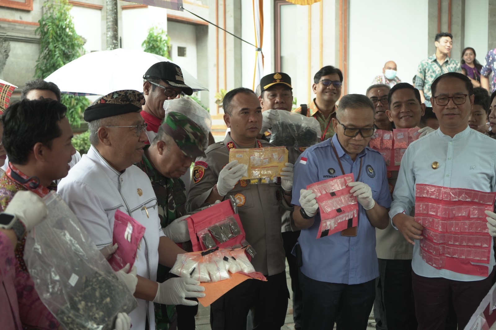MUSNAHKAN: Berbagai barang bukti dari ratusan perkara dimusnahkan Kejari Badung bersama instansi terkait lainnya, Jumat (7/6).
