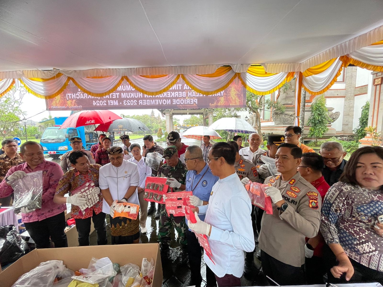 MUSNAHKAN: Berbagai barang bukti dari ratusan perkara dimusnahkan Kejari Badung bersama instansi terkait lainnya, Jumat (7/6)