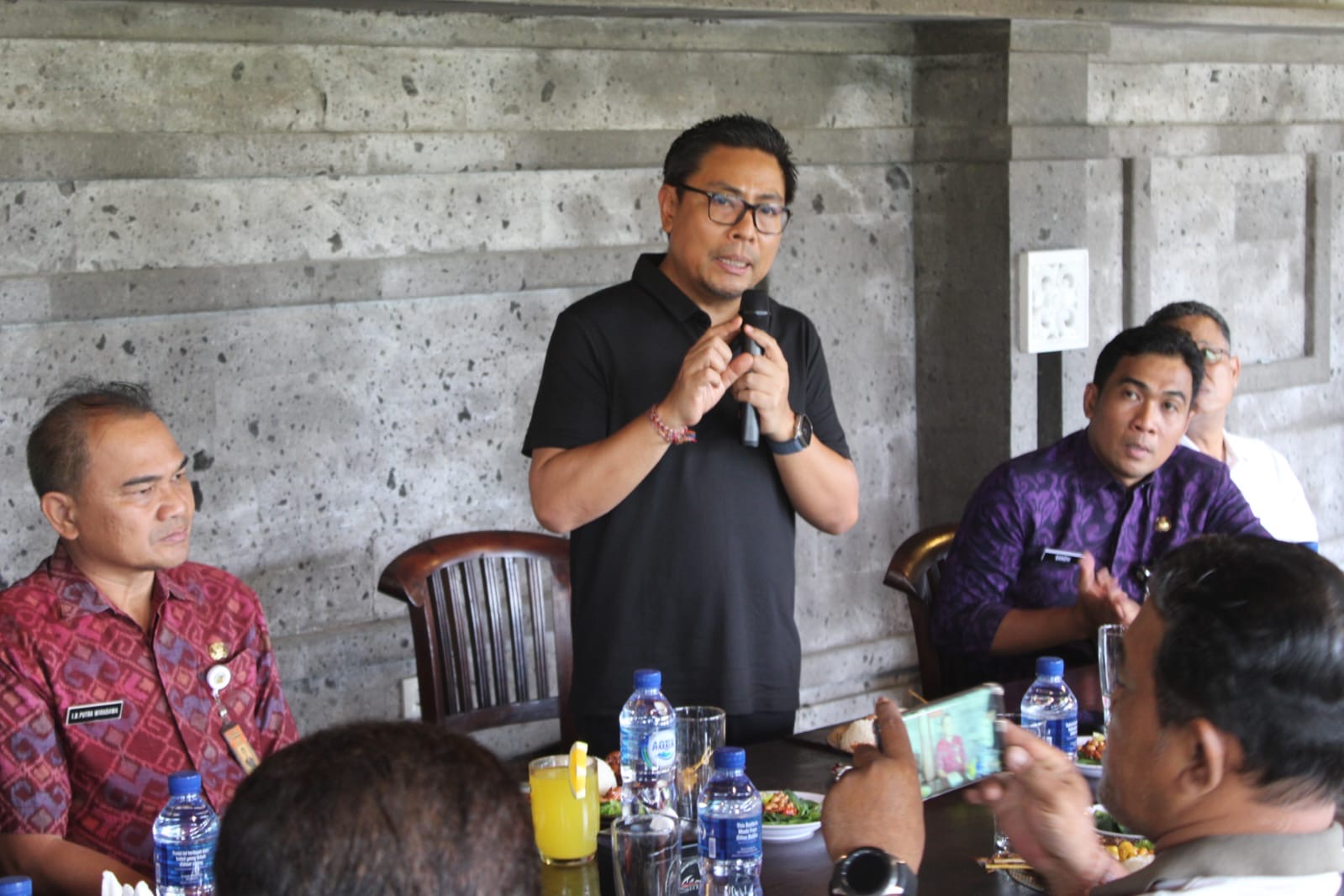 RAKOR: Wawali Kadek Agus Arya Wibawa saat pimpin rakor bersama Komunitas Peduli Sungai (KPS) se-Kota Denpasar, Jumat (7/6).