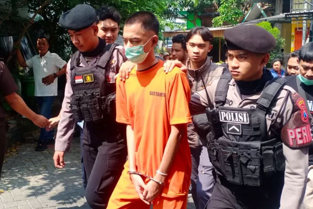 Hisyam Akbar Pahlevi alias Zombi jalani rekonstruksi kasus pembunuhan sadis mahasiswi UM Malang.