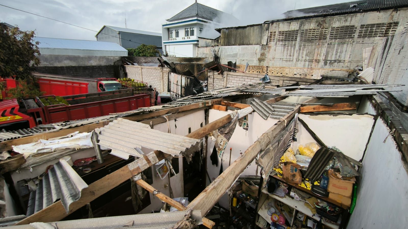 Kerasnya ledakan yang memicu kebakaran hebat di gudang gas di Denpasar Bali mengakibatkan korban luka dan atap hancur.