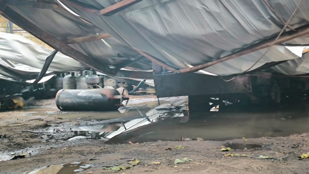Akibat kebakaran disertai ledakan keras, bangunan gudang gas di Denpasar ambruk.