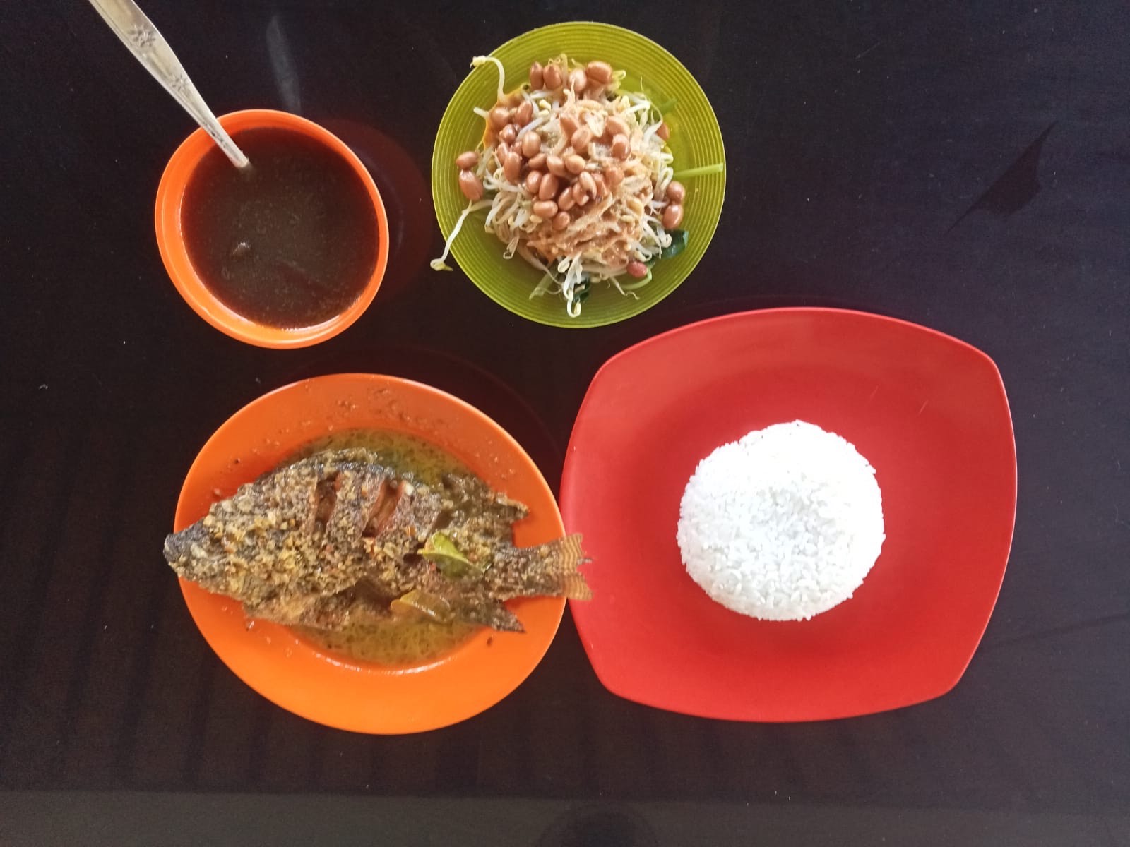 MUJAIR NYAT-NYAT: Porsi mujair Nyat-Nyat olahan Rumah Makan Nirmala, Desa Adat Lepang, Desa Takmung, Banjarangkan.
