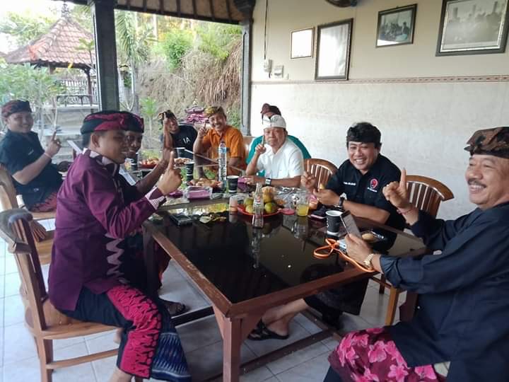 I Wayan Koster (baju putih) bersama beberapa tokoh PDIP Bali saat saat menikmati mujair Nyat-Nyat olahan Rumah Makan Nirmala, Desa Adat Lepang, Desa Takmung, Banjarangkan.