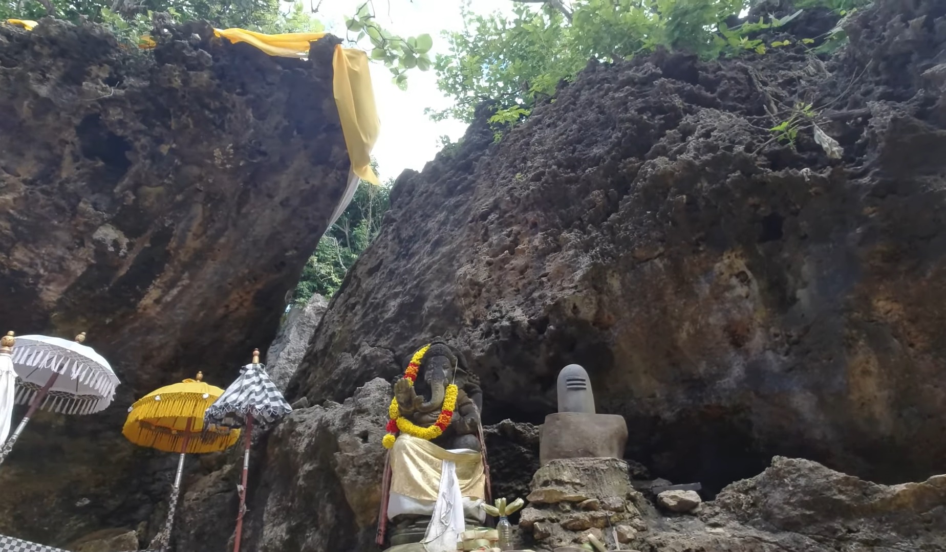 Pura Beji yang berlokasi di areal Pura Geger Dalem Pemutih, di Desa Adat Peminge, Kelurahan Benoa, Kecamatan Kuta Selatan, Badung.