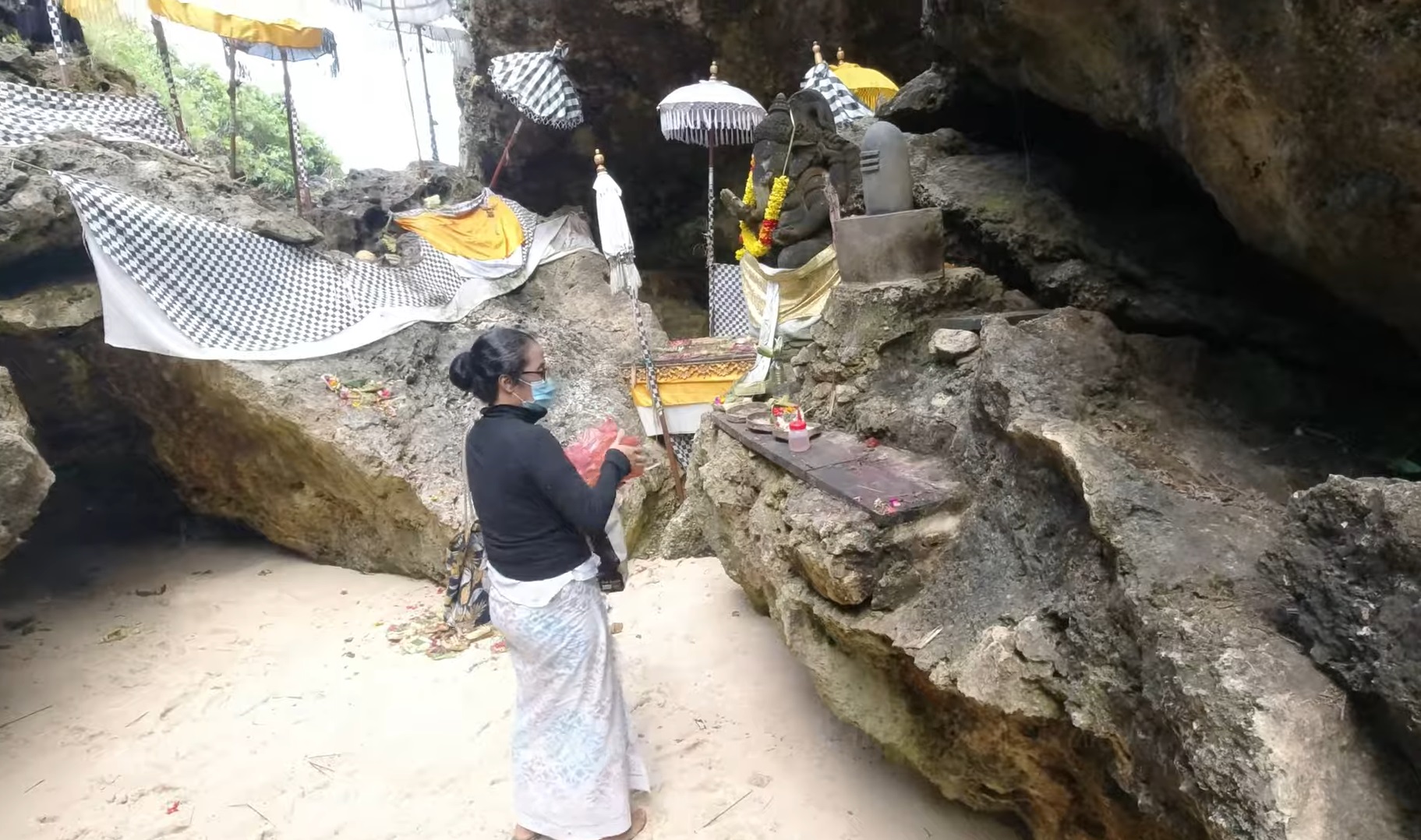 Pura Beji yang berlokasi di areal Pura Geger Dalem Pemutih, di Desa Adat Peminge, Kelurahan Benoa, Kecamatan Kuta Selatan, Badung.