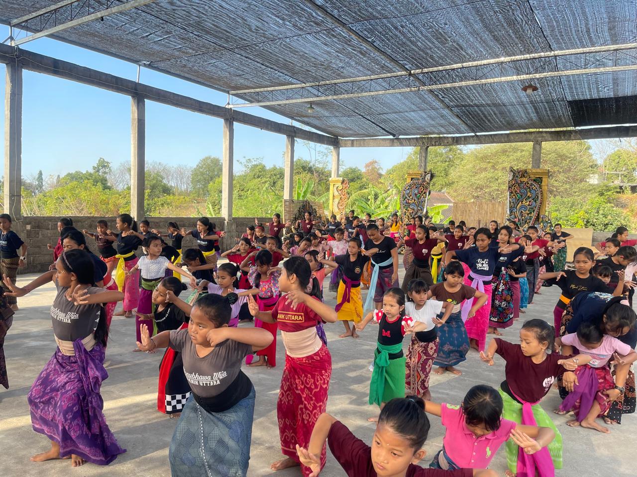 Latihan menari di Sanggar Seni Manik Uttara, Buleleng.