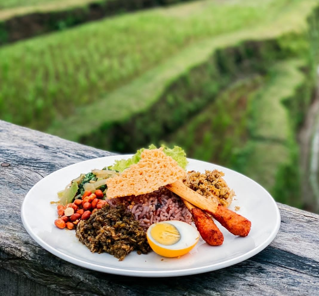 Nasi Campur Beras Merah yang menjadi menu khas di Catavaca Bali.