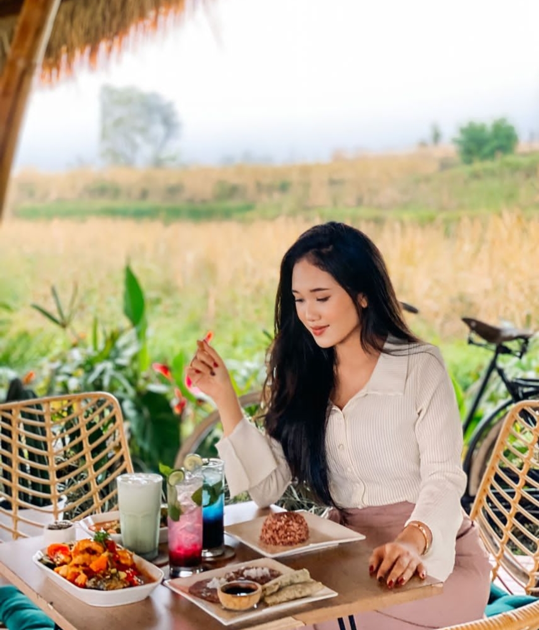 Nikmati beragam menu khas bali di Catavaca Restoran dengan view pemandangan sawah Jatiluwih.
