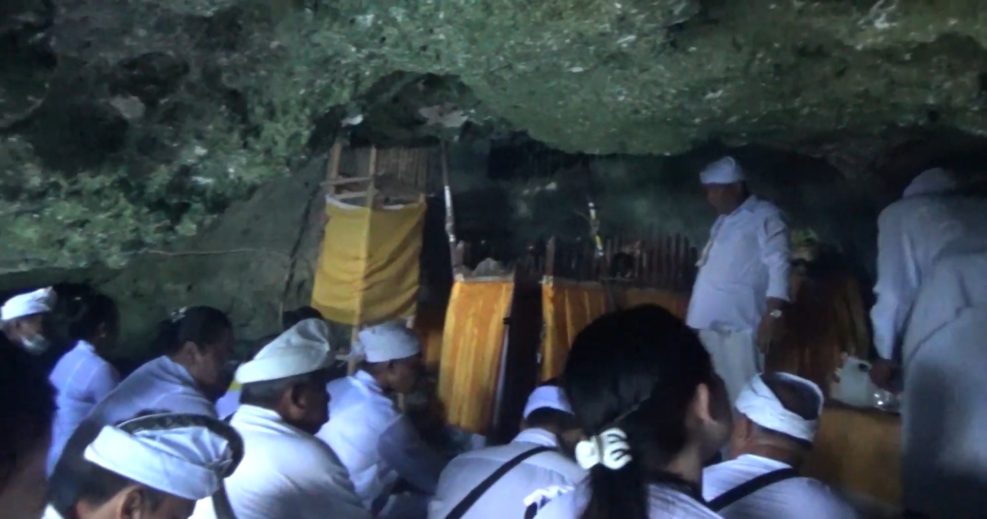 Persembahyangan di sebuah goa yang berada dibawah Pura Goa Selonding yang terletak di Desa Pecatu, Kecamatan Kuta Selatan, Kabupaten Badung, Bali.