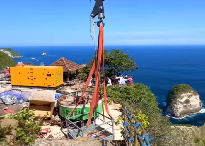 foto tangkapan layar proyek lift kaca di Pantai Kelingking, Nusa Penida yang segera dikerjakan.