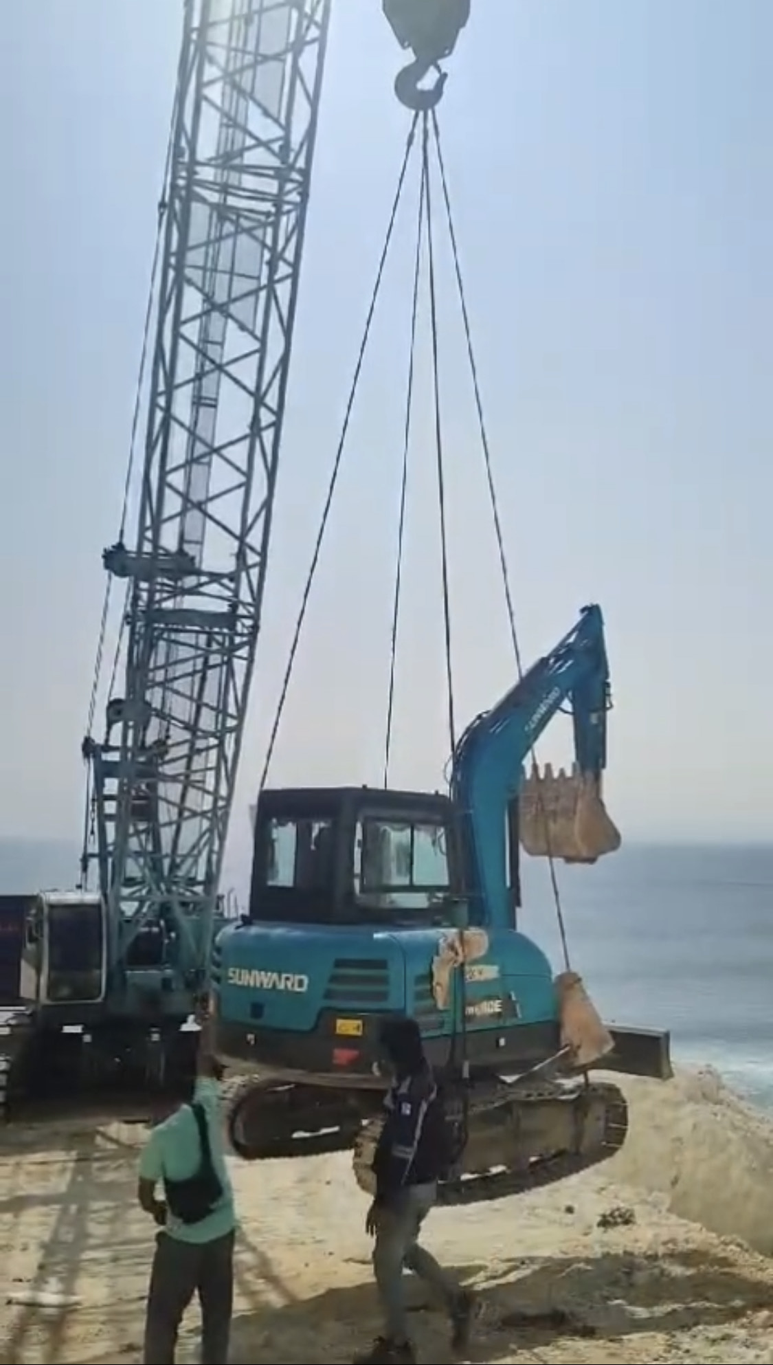 PEMBERSIHAN: Penurunan alat berat ke Pantai Pemutih, Desa Pecatu, Kuta Selatan untuk pembersihan retuthan batu kapur.