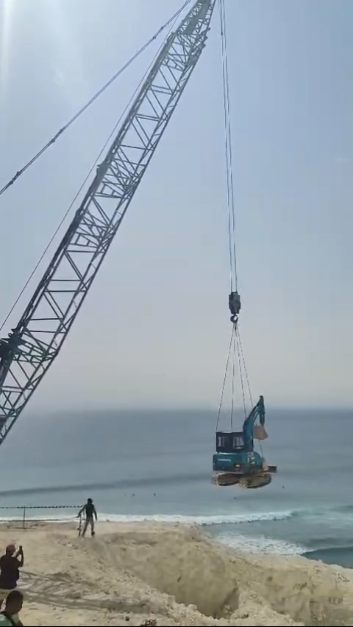 PEMBERSIHAN: Penurunan alat berat ke Pantai Pemutih, Desa Pecatu, Kuta Selatan untuk pembersihan retuthan batu kapur.