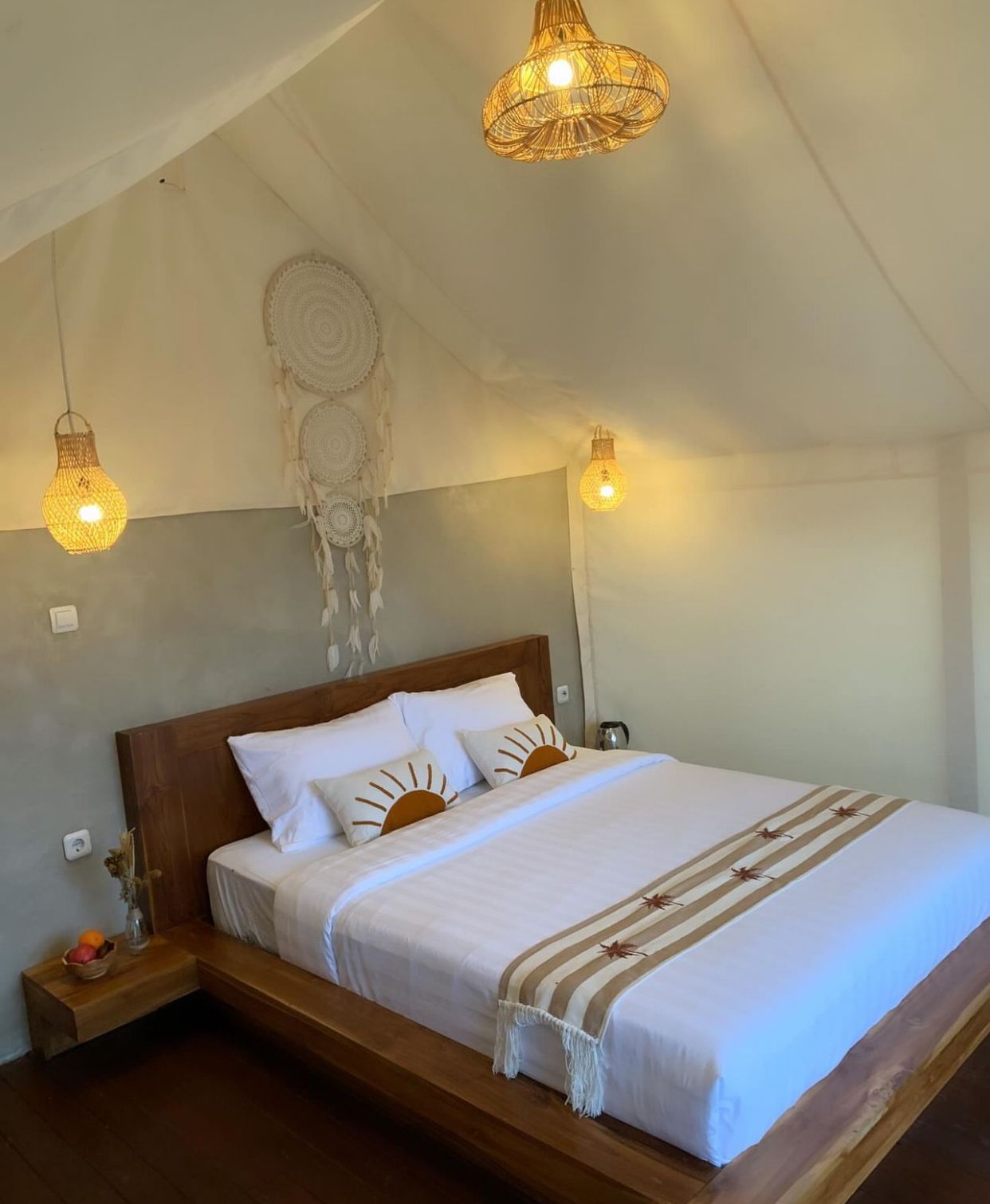 desain kamar yang simple namun elegan dari Pinggan Luxury Camp, Desa Pinggan, Kecamatan Kintamani.