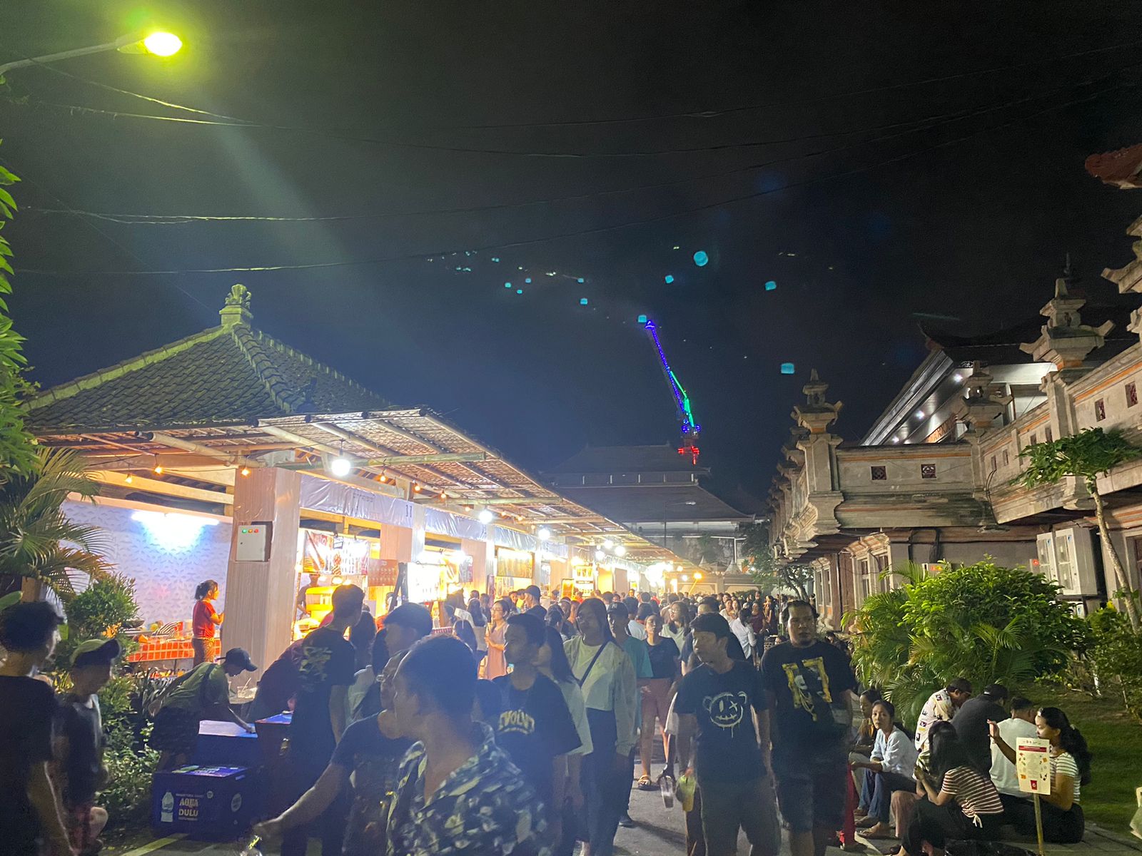 Pengunjung memadati stand kuliner di area PKB 2024, Art Centre Denpasar.