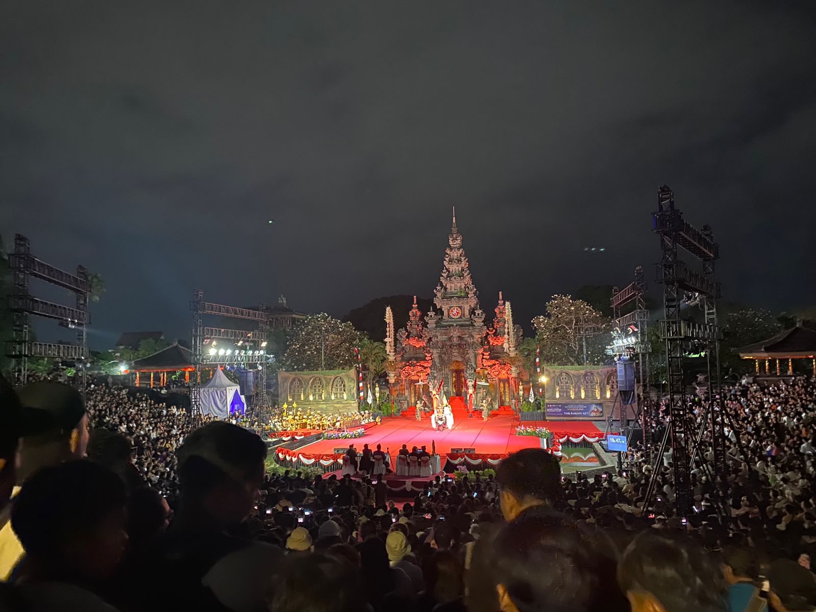 Antusias pengunjung memadati Panggung Terbuka Ardha Candra  Art Center Denpasar menyaksikan pementasan seni pada Pesta Kesenian Bali 2024.
