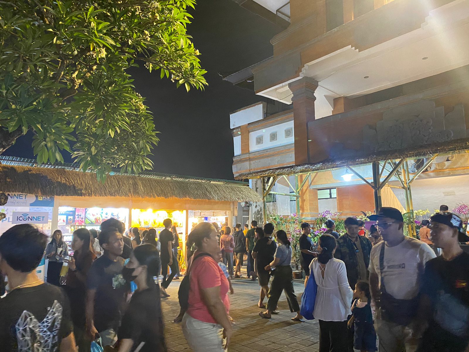 Antusias pengunjung memadati stand pameran di area PKB 2024, Art Centre Denpasar.