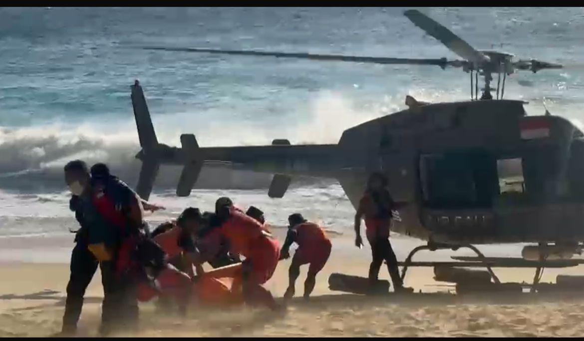 Petugas SAR mengevakuasi wisatawan Qatar yang meninggal terseret arus Pantai Kelingking Nusa Penida menggunakan helikopter.