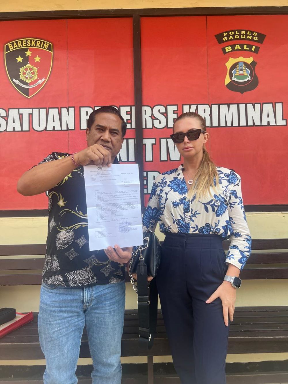 DG, wanita Ukraina korban kekerasan di Bali didampingi kuasa hukumnya Made Sugiarta.