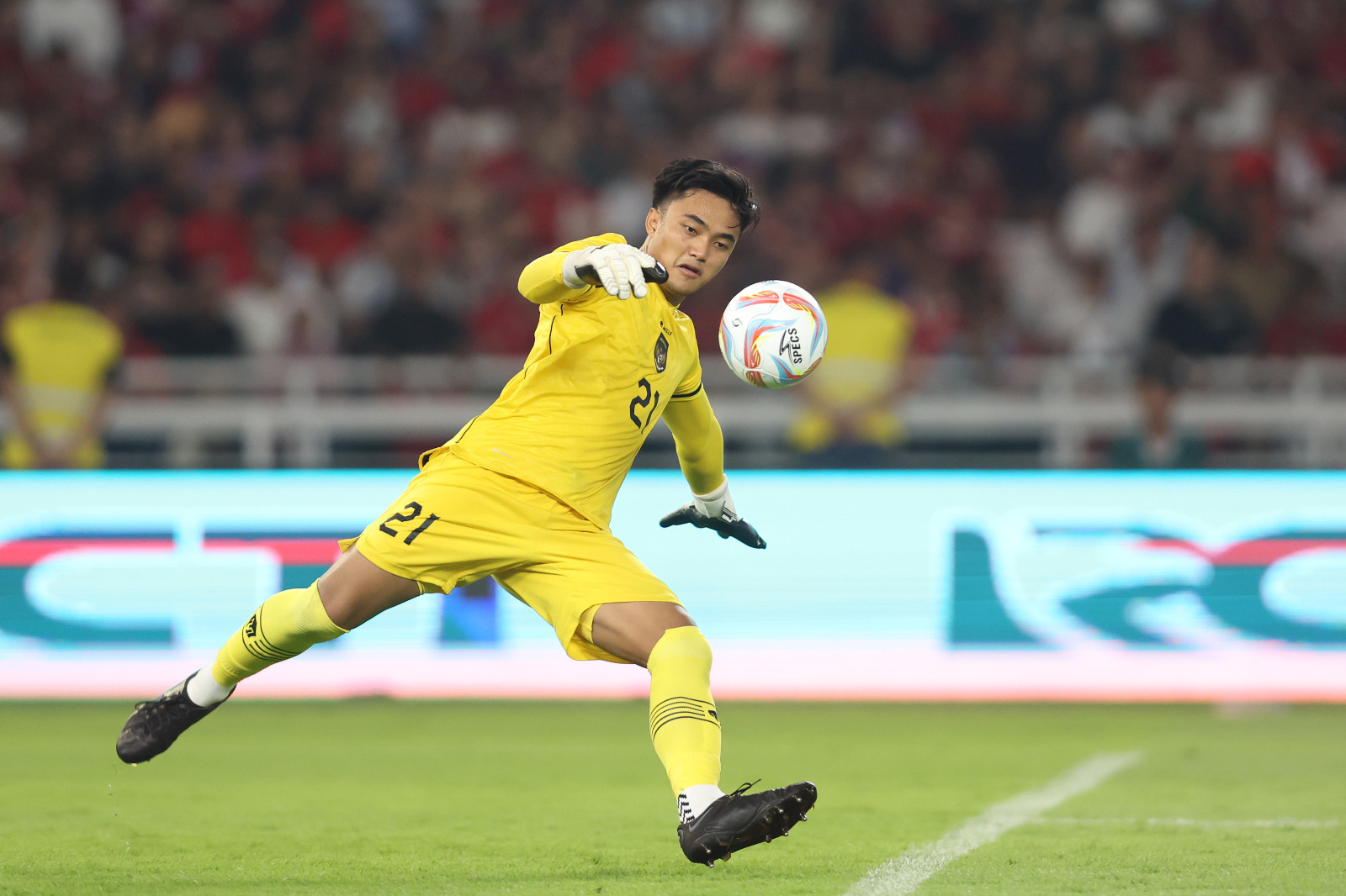 Aksi kiper Timnas Indonesia Ernando Ari Sutaryadi saat di lapangan hijau.