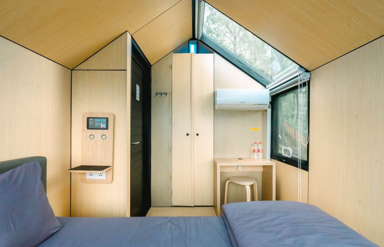 Fasilitas kamar yang ditawarkan Bobocabin Coban Rondo, Malang, Jawa Timur.