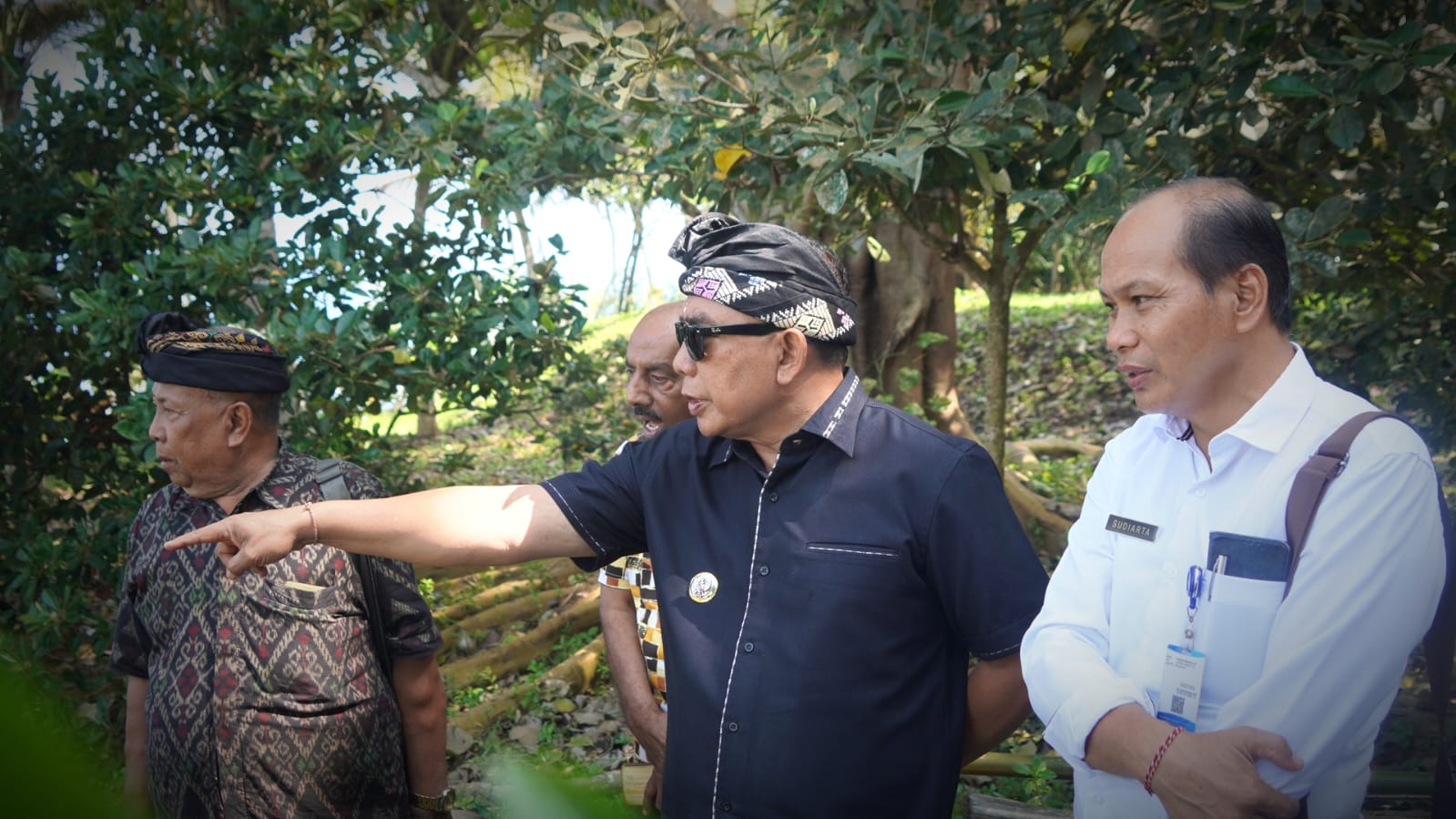 TINJAU LOKASI : Bupati Jembrana I Nengah Tamba saat melakukan peninjauan di lokasi rencana jalan terusan menuju Pura Rambut Siwi, Rabu (19/6)