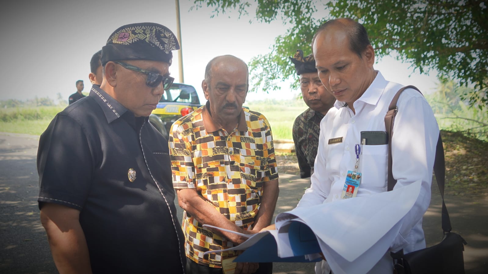 TINJAU LOKASI : Bupati Jembrana I Nengah Tamba saat melakukan peninjauan di lokasi rencana jalan terusan menuju Pura Rambut Siwi, Rabu (19/6)