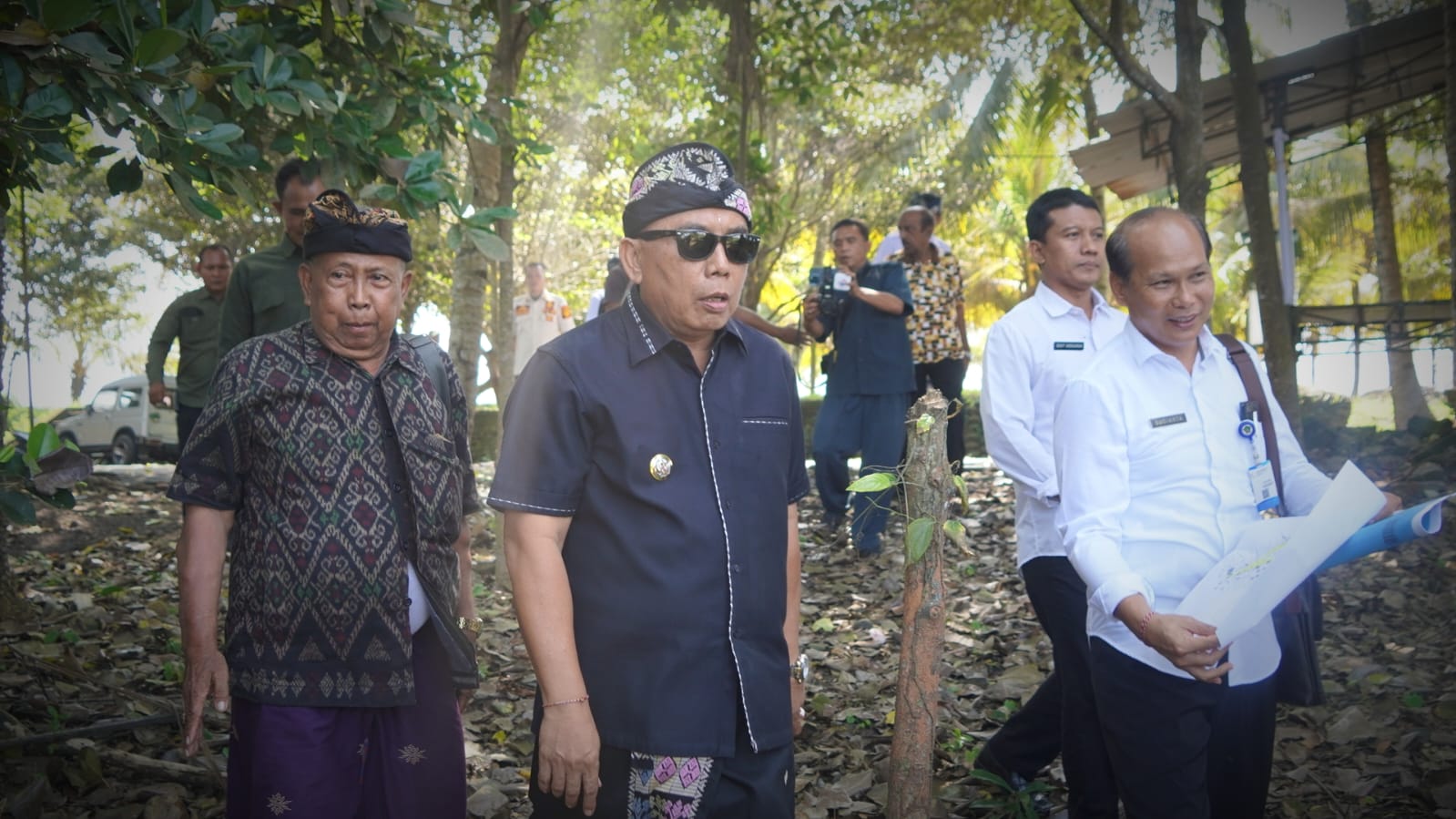 TINJAU LOKASI : Bupati Jembrana I Nengah Tamba saat melakukan peninjauan di lokasi rencana jalan terusan menuju Pura Rambut Siwi, Rabu (19/6)