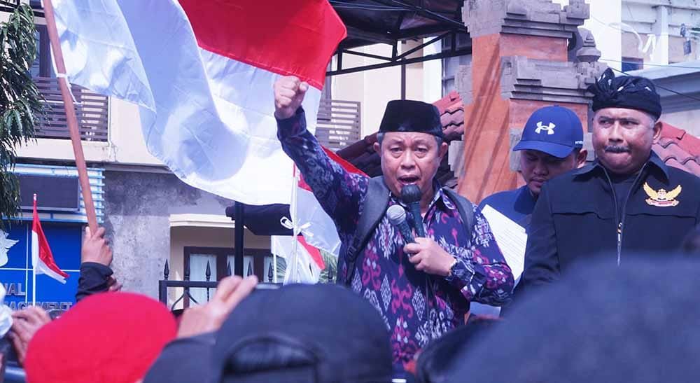 Agus Samijaya menyampaikan tuntutan massa Aliansi Kebhinekaan Bali terkait proses hukum AWK di Polda Bali.