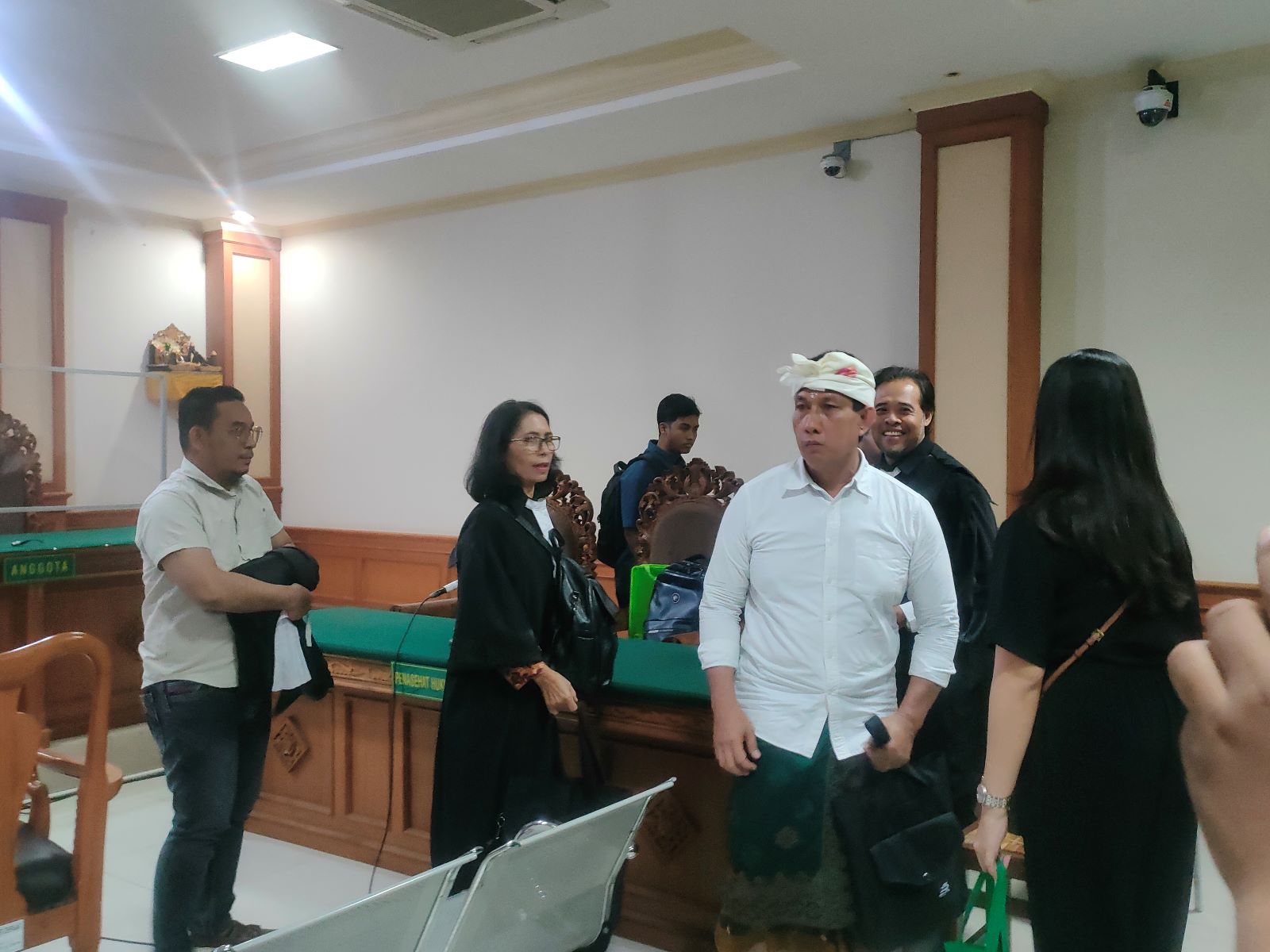 Eksepsi Bendesa Adat Berawa I Ketut Riana ditolak Majelis Hakim Pengadilan Tipikor Denpasar.