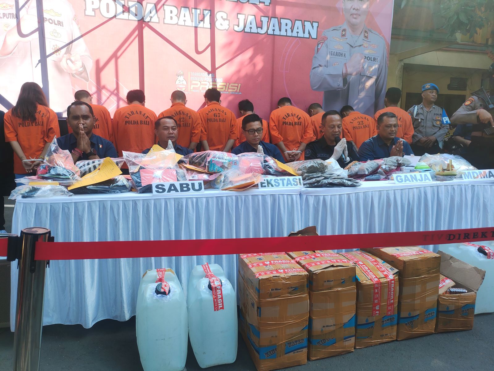 Polda Bali membeber hasil tangkapan operasi antik selama 15 hari  dengan barang bukti narkoba dan minuman beralkohol.
