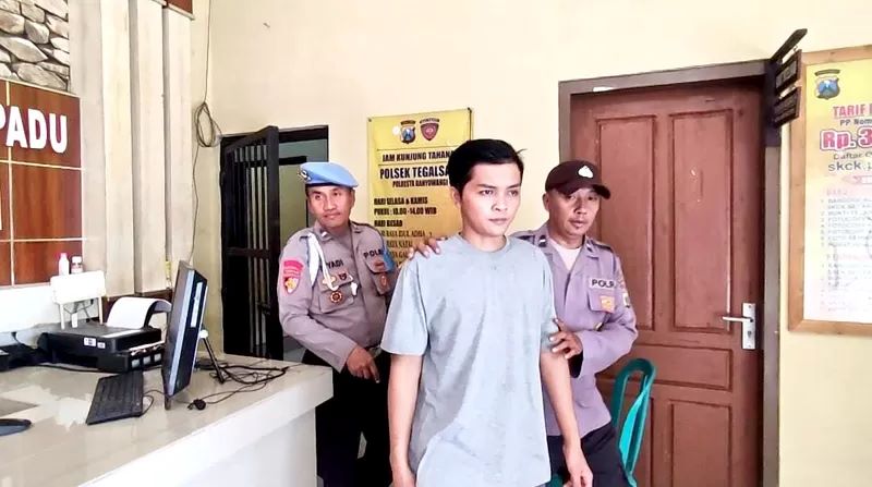 Wahyu Pambudi,25, diamankan Polsek Tegalsari kasur rudapaksa kerabat sendiri.