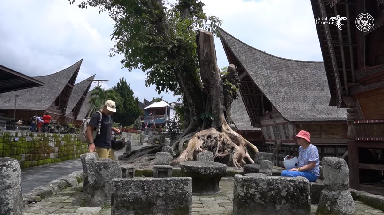 Suasana Huta Siallagan, sebuah perkampungan adat yang kini menjadi magnet bagi wisatawan yang mencari keindahan arsitektur tradisional dan sejarah yang kaya.
