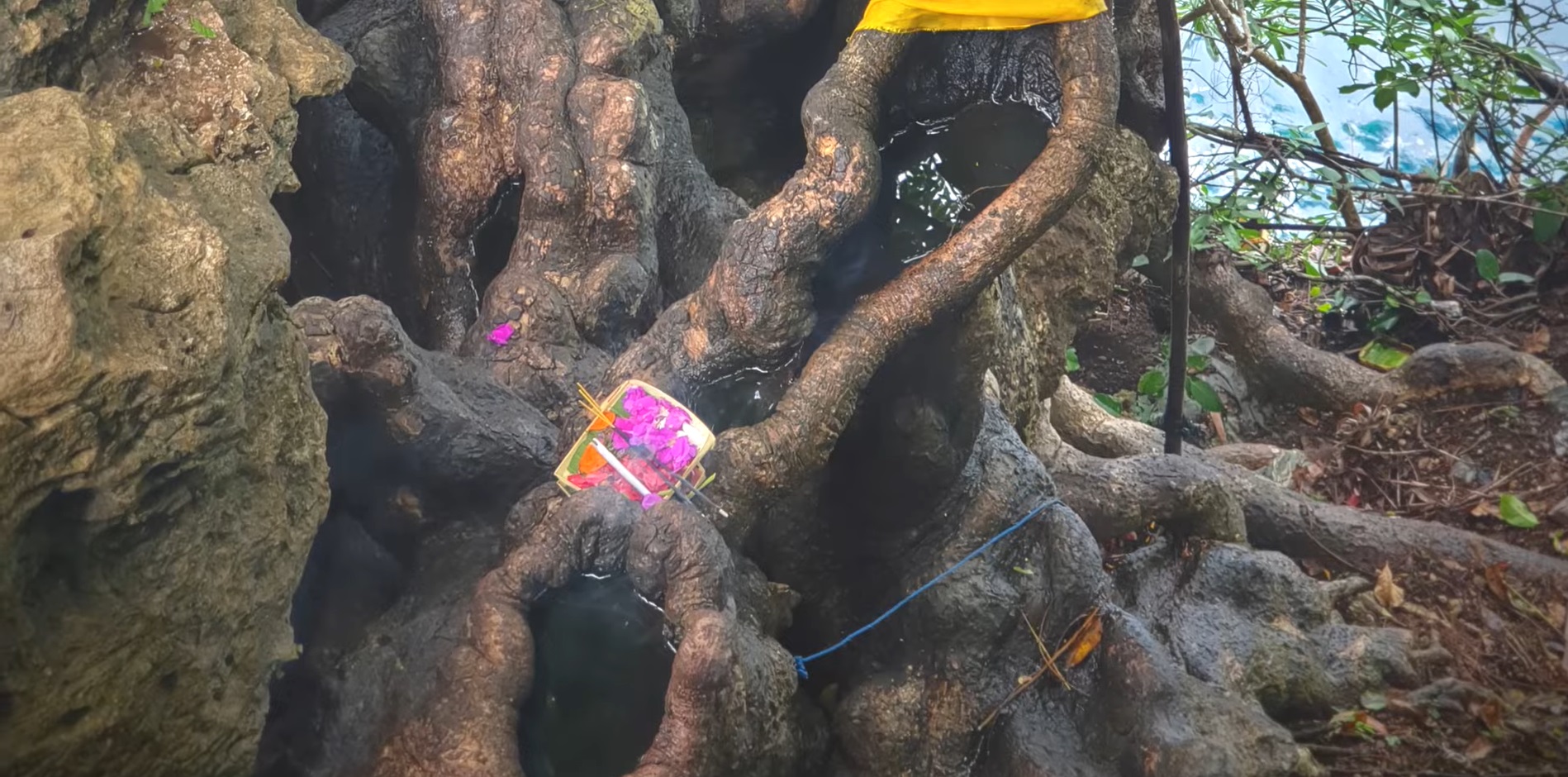 Adeng di Pura Dalem Tirta Buhu.