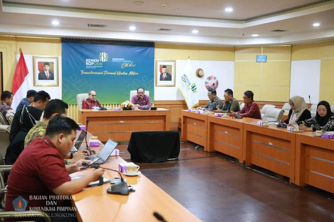 BAHAS : Pj Bupati Klungkung I Nyoman Jendrika saat mengunjungi Kementerian Koperasi dan UKM Republik Indonesia di Jakarta Selatan, Kamis (20/6).