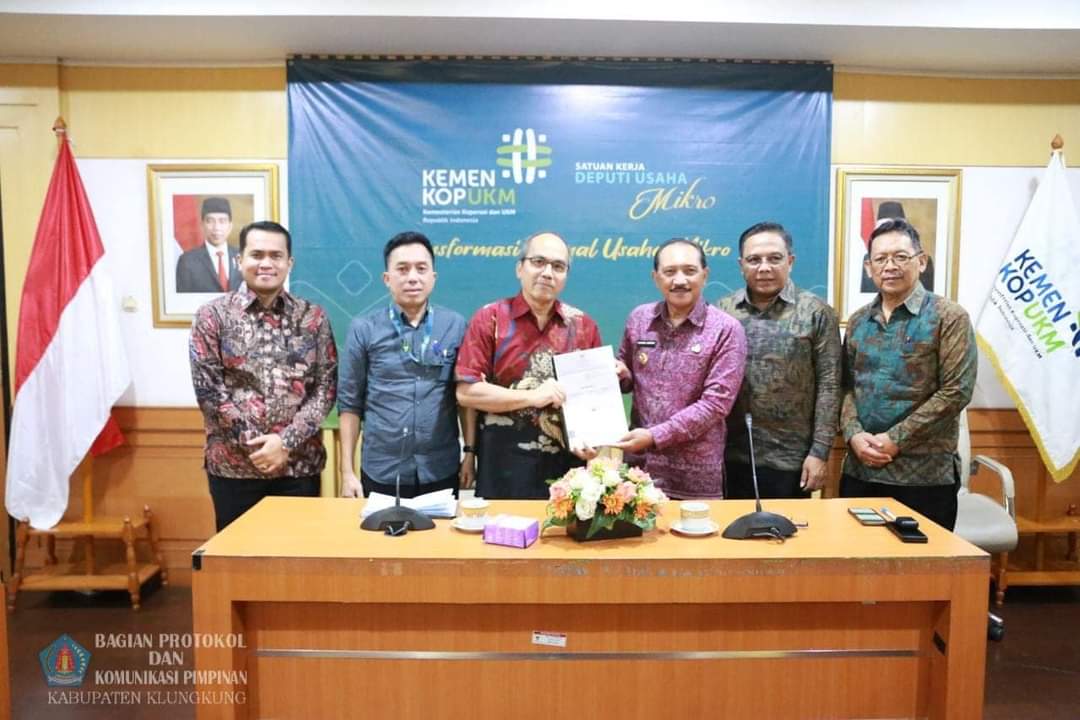 BAHAS : Pj Bupati Klungkung I Nyoman Jendrika saat mengunjungi Kementerian Koperasi dan UKM Republik Indonesia di Jakarta Selatan, Kamis (20/6).
