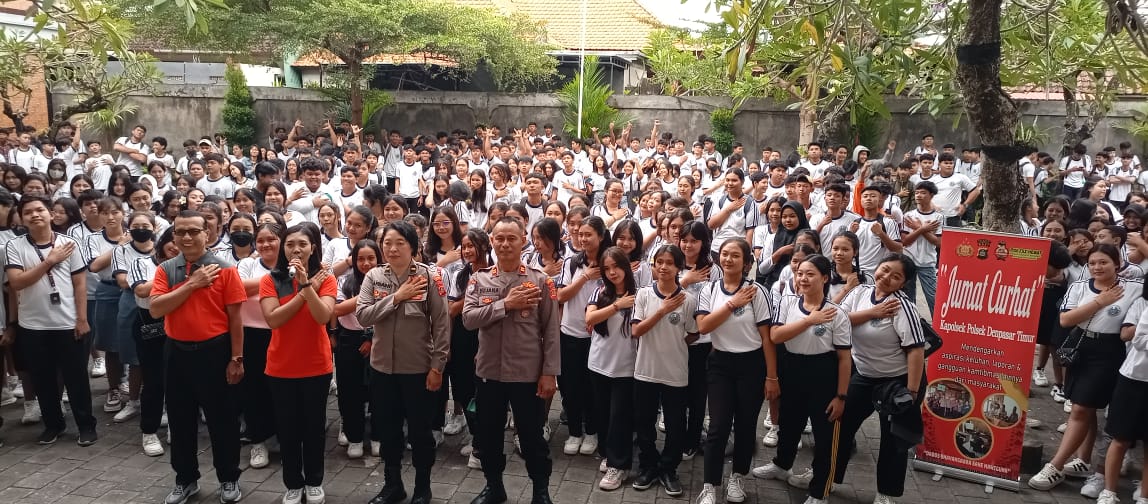 EDUKASI: Kanit Binmas Polsek Denpasar Timur (Dentim) Iptu I Nyoman Sujana saat memberikan edukasi di SMK PGRI 3 Denpasar, Jalan Narakusuma, Denpasar Timur, pada Jumat (21/5).