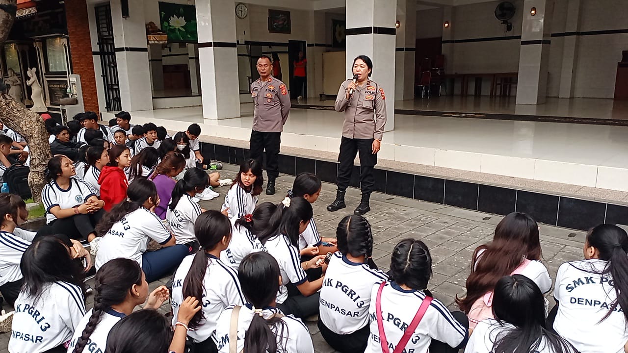 EDUKASI: Kanit Binmas Polsek Denpasar Timur (Dentim) Iptu I Nyoman Sujana saat memberikan edukasi di SMK PGRI 3 Denpasar, Jalan Narakusuma, Denpasar Timur, pada Jumat (21/5).