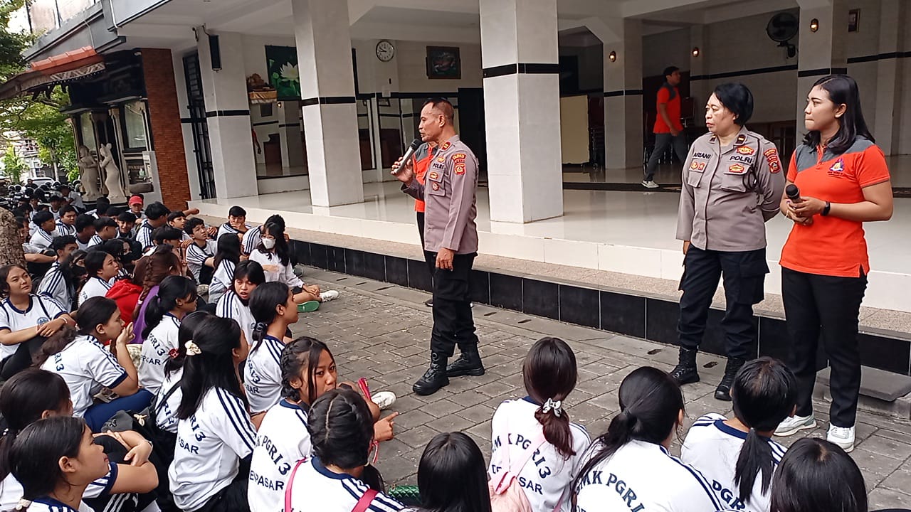 EDUKASI: Kanit Binmas Polsek Denpasar Timur (Dentim) Iptu I Nyoman Sujana saat memberikan edukasi di SMK PGRI 3 Denpasar, Jalan Narakusuma, Denpasar Timur, pada Jumat (21/5).