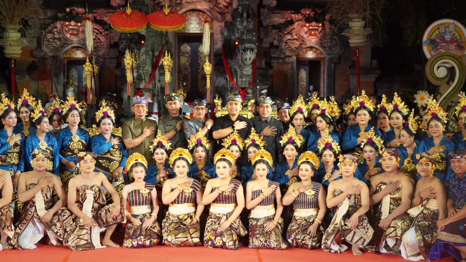 PUKAU PENONTON : Penampilan Gong Kebyar Wanita Sanggar Kumara Widya Swara Kelurahan Tegal CangkringDi Panggung Terbuka Ardha Candra, Art Center Denpasar.