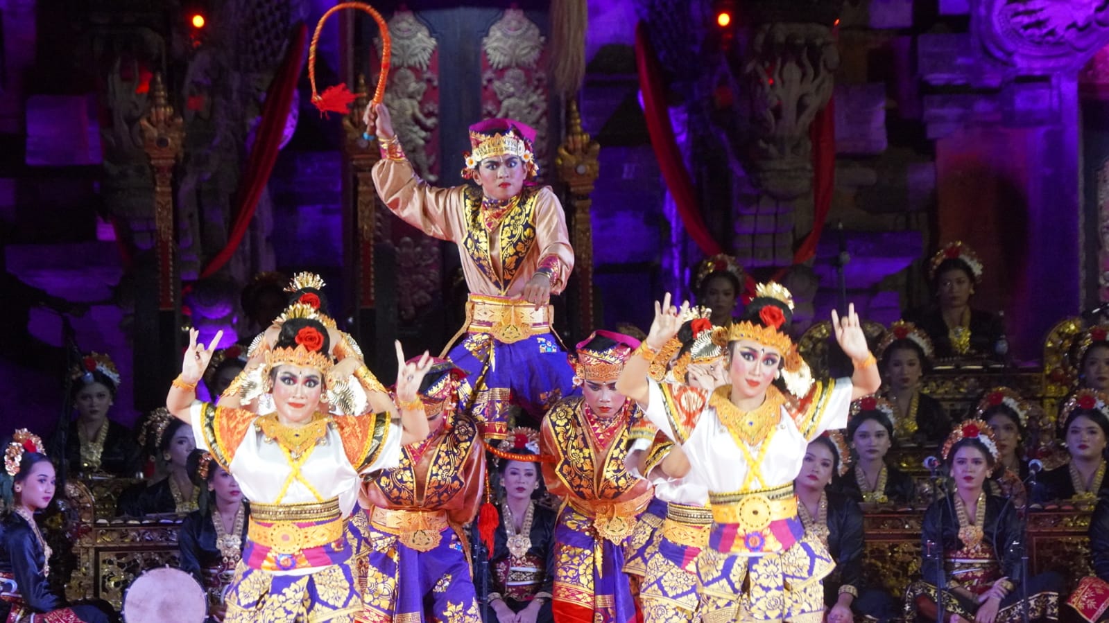PUKAU PENONTON : Penampilan Gong Kebyar Wanita Sanggar Kumara Widya Swara Kelurahan Tegal CangkringDi Panggung Terbuka Ardha Candra, Art Center Denpasar.