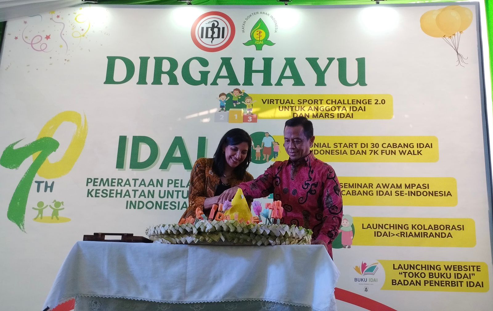 Dr Safira Fatima Alatas, SpA(K) Ketua Kolegium Ilmu Kesehatan Anak & DR Dr Ari Prayitno, SpA(K) - Ketua Bidang Organisasi PP IDAI memotong tumpeng sebagai puncak perayaan HUT Ke-70 IDAI.