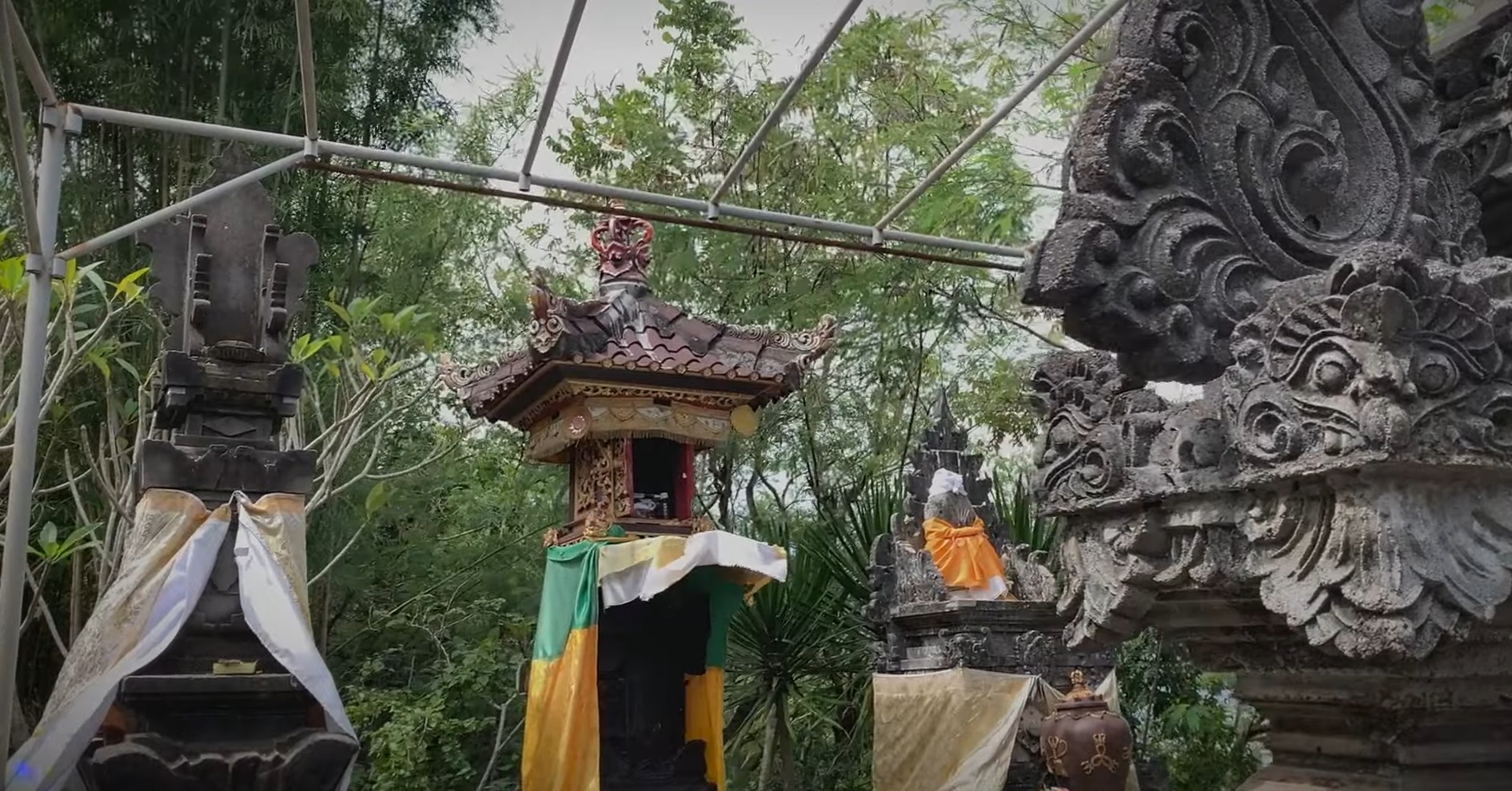 Ajaib: Tirta yang keluar dari Pohon&nbsp;Buhu berusia ratusan tahun di Pura Tirta Dalem Buhu di Nusa Ceningan, Kecamatan Nusa Penida, Kabupaten Klungkung
