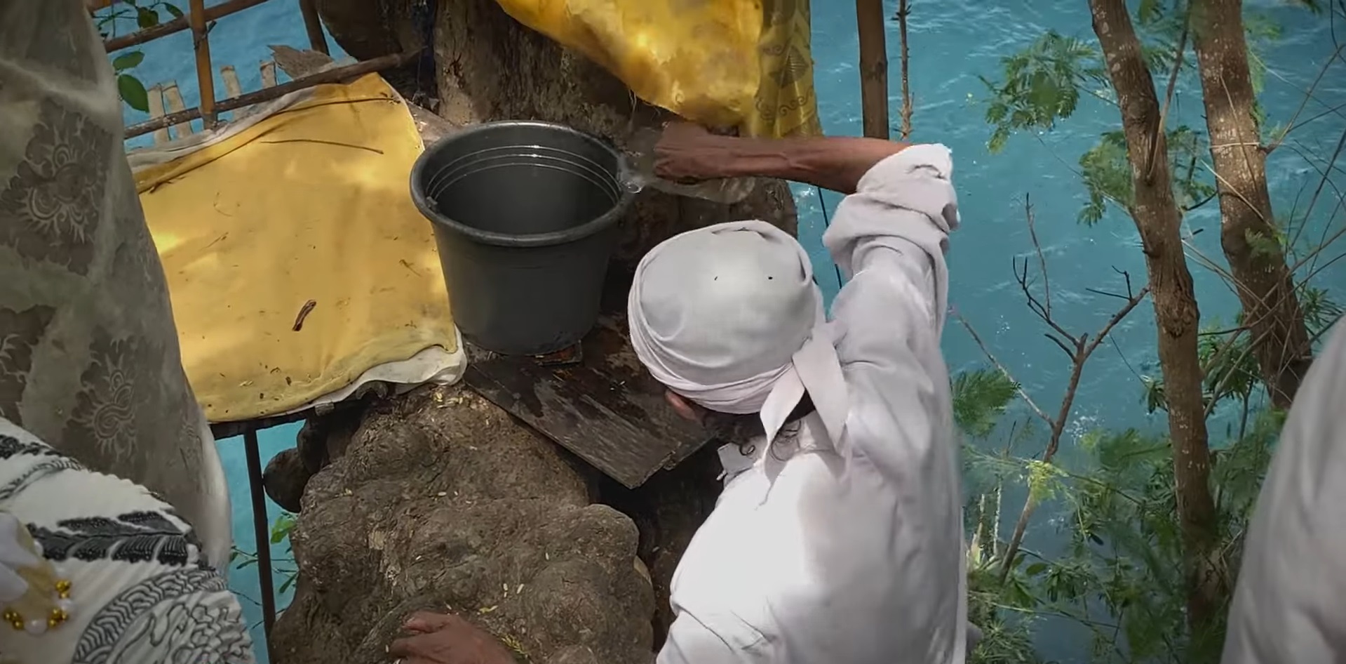 Tirta ajaib yang muncul dari Pohon Buhu berusia ratusan tahun di Pura Tirta Dalem Buhu.